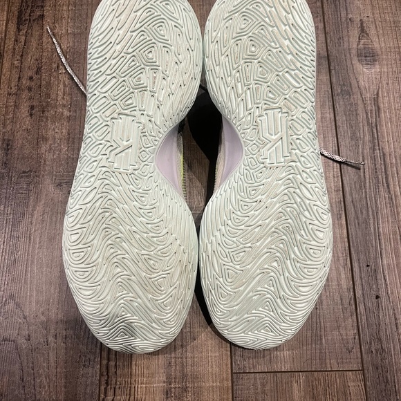 Kyrie Flytrap V - Picture 7 of 7